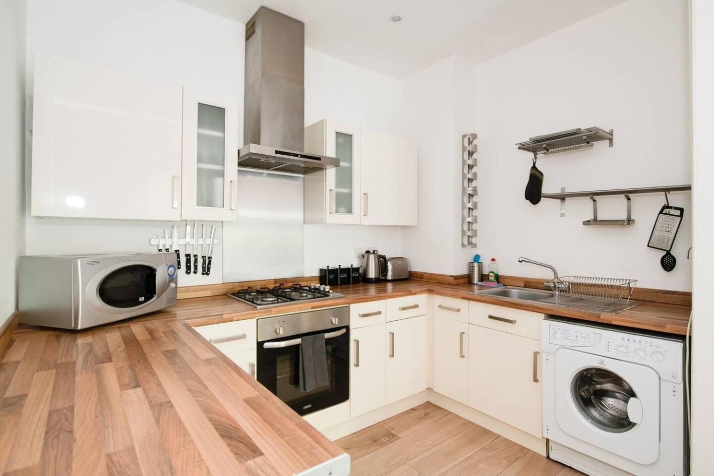 Family Friendly Flat Just Minutes From The Beach! Portsmouth Eksteriør billede